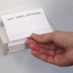 SOU TODA OUVIDOS (versão 3)  | 2007-2011 | Cartões-panfletos impressos com distribuição em diferentes situações